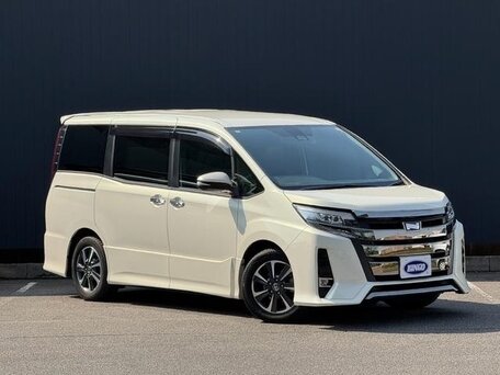 2021 Toyota Noah III (R80) Рестайлинг, белый, 1850000 рублей, вид 3
