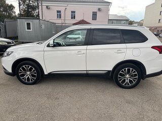 2018 Mitsubishi Outlander III Рестайлинг 2, белый, 1950000 рублей, вид 4