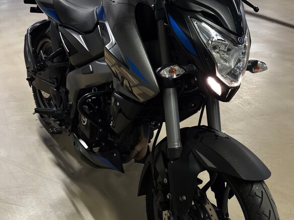 2024 Bajaj Pulsar NS 200, серый, 200000 рублей - вид 3