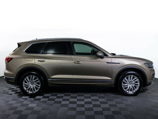 2018 Volkswagen Touareg III, бежевый, 3679000 рублей, вид 4