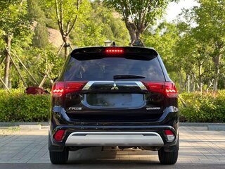 2022 Mitsubishi Outlander III Рестайлинг 3, чёрный, 1840000 рублей, вид 5