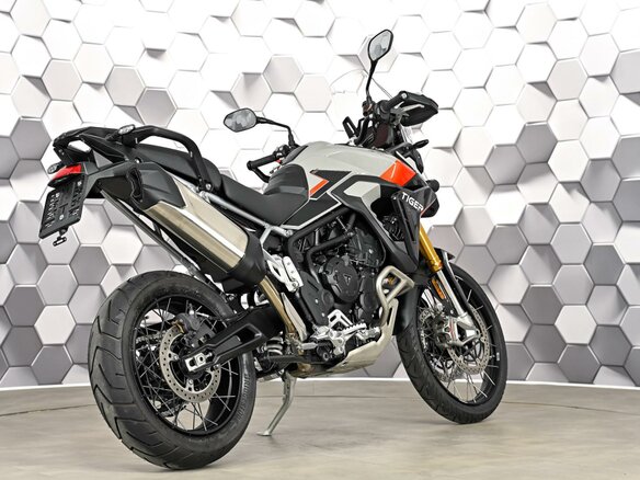 2025 Triumph Tiger 900, серый, 1799000 рублей - вид 6