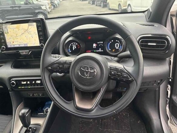 2021 Toyota Yaris IV, серебристый, 980000 рублей - вид 6