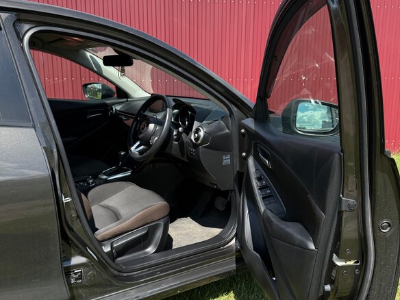 2020 Mazda 2 III (DJ) Рестайлинг, серый, 1500000 рублей - вид 19