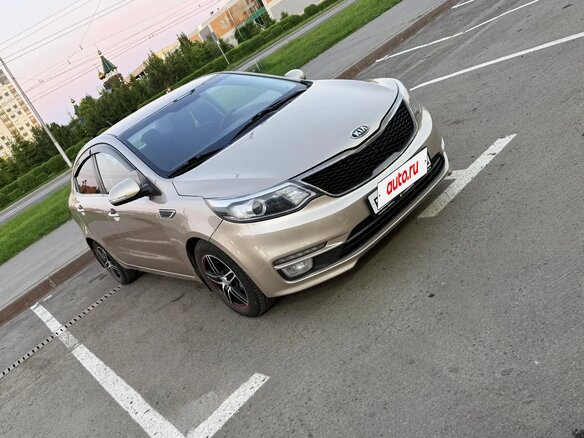 2015 Kia Rio III Рестайлинг, бежевый, 830000 рублей - вид 4