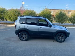 2018 Chevrolet Niva I Рестайлинг, серебристый, 590000 рублей, вид 4