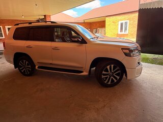 2016 Toyota Land Cruiser 200 Series Рестайлинг 2, белый, 5500000 рублей, вид 3