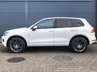 2010 Volkswagen Touareg II, белый, 1799000 рублей, вид 2