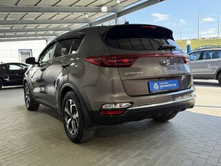 2020 Kia Sportage IV Рестайлинг, коричневый, 2289000 рублей, вид 3