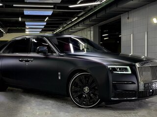 2023 Rolls-Royce Ghost Black Badge II (Series I), чёрный, 31500000 рублей, вид 2