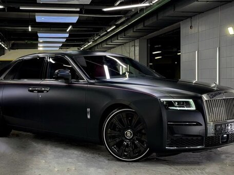 2023 Rolls-Royce Ghost Black Badge II (Series I), чёрный, 31500000 рублей, вид 2