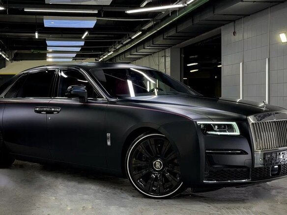 2023 Rolls-Royce Ghost Black Badge II (Series I), чёрный - вид 1