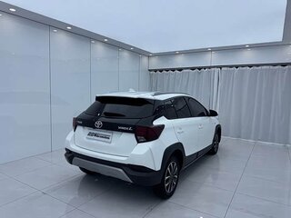 2022 Toyota Yaris IV, белый, 1140000 рублей, вид 3