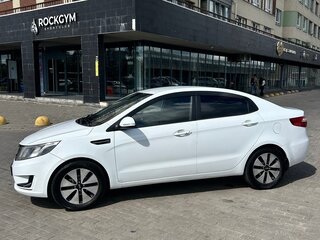 2011 Kia Rio 4-speed III, белый, 780000 рублей, вид 4