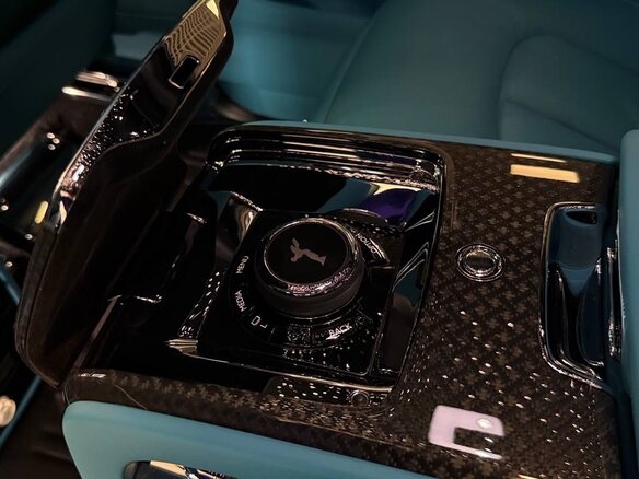 2023 Rolls-Royce Cullinan Black Badge I (Series I), чёрный, 39900000 рублей - вид 14