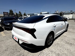 2023 Kia K5 LPi III Рестайлинг, белый, 2053069 рублей, вид 4