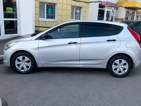 2014 Hyundai Solaris I Рестайлинг, серебристый, 1150000 рублей - вид 2