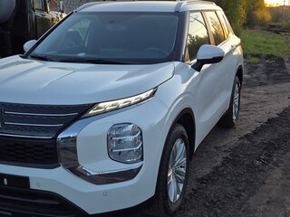 2023 Mitsubishi Outlander IV, белый, 3950000 рублей, вид 2