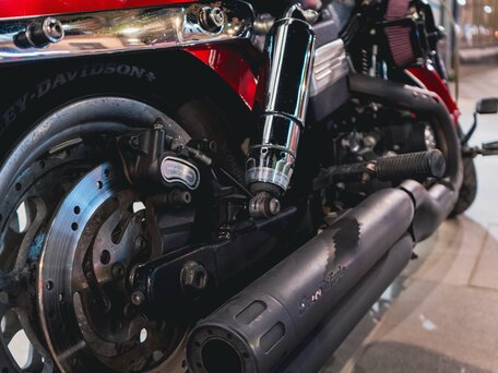 2008 Harley-Davidson Fat Bob, красный, 850000 рублей, вид 3