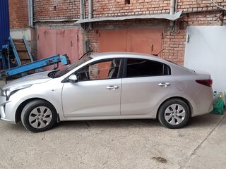 2021 Kia Rio IV Рестайлинг, серебристый, 1650000 рублей, вид 4