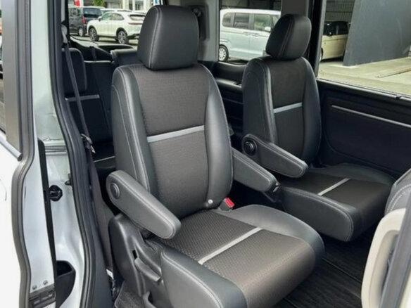 2021 Honda Stepwgn Spada V Рестайлинг, белый, 1897000 рублей - вид 13