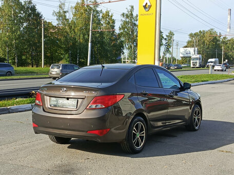 2015 Hyundai Solaris I Рестайлинг, коричневый, 599000 рублей, вид 5