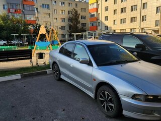 1998 Mitsubishi Galant VIII, серебристый, 195000 рублей, вид 2