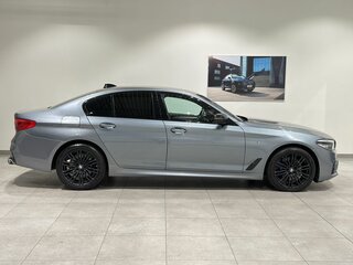 2019 BMW 5 серии 530d xDrive VII (G30/G31/G38), серебристый, 4389000 рублей, вид 4