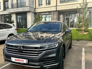 2019 Volkswagen Touareg III, серый, 4400000 рублей, вид 2