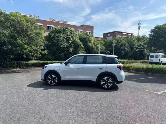 2026 Leapmotor A10 53 kWh, белый - вид 3