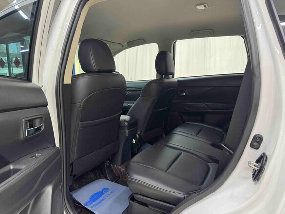 2022 Mitsubishi Outlander III Рестайлинг 3, белый, 1800000 рублей - вид 15