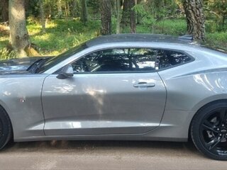 2023 Chevrolet Camaro VI Рестайлинг, серебристый, 2561665 рублей, вид 4