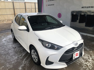 2021 Toyota Yaris IV, белый, 1050000 рублей, вид 1