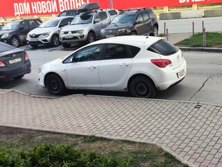 2011 Opel Astra J, белый, 415000 рублей, вид 2