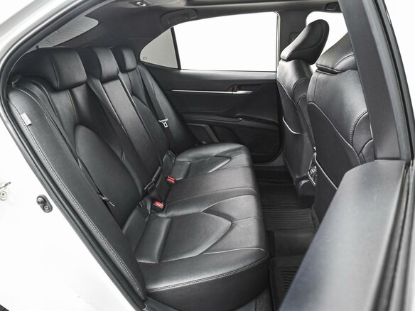 2022 Toyota Camry VIII (XV70) Рестайлинг, белый, 3075000 рублей - вид 6