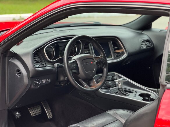 2017 Dodge Challenger III Рестайлинг 2, красный, 4000000 рублей - вид 16