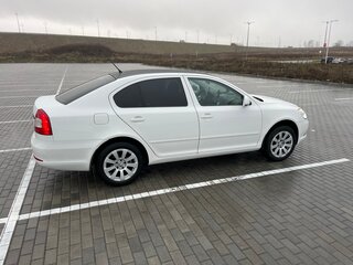 2013 Skoda Octavia II (A5) Рестайлинг, белый, 690000 рублей, вид 2
