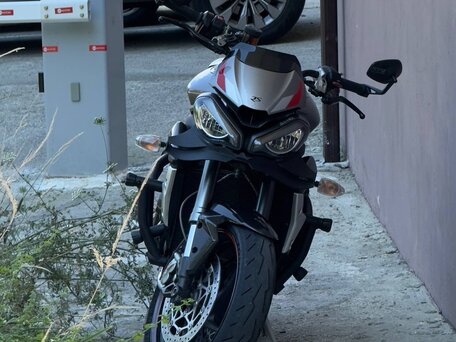2020 Triumph Street Triple, серый, 800000 рублей, вид 1