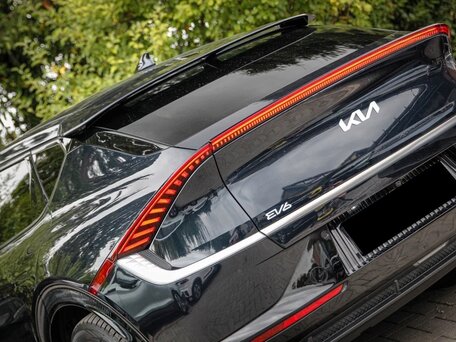 2023 Kia EV6 Standard Range I, синий, 3330000 рублей, вид 4