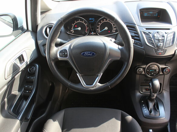 2015 Ford Fiesta Mk6 Рестайлинг, белый, 670000 рублей - вид 7