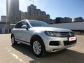 2013 Volkswagen Touareg II, серебристый, 2670000 рублей - вид 2