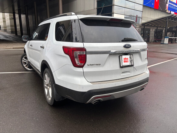 2017 Ford Explorer V Рестайлинг, белый, 2500000 рублей - вид 3