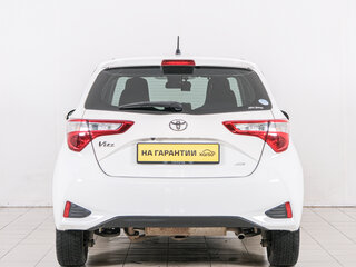 2017 Toyota Vitz III (XP130) Рестайлинг 2, белый, 899000 рублей, вид 5