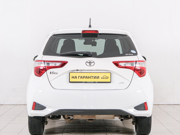 2017 Toyota Vitz III (XP130) Рестайлинг 2, белый, 879000 рублей - вид 4
