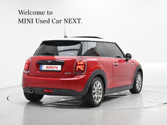 2023 Mini Hatch Cooper III (F55/F56) Рестайлинг 2, красный - вид 3