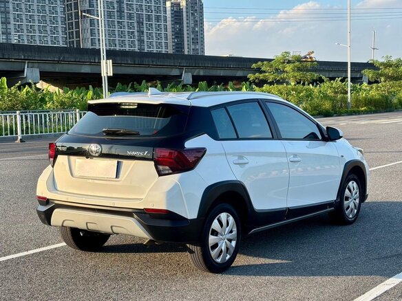 2021 Toyota Yaris L XP150 Рестайлинг, белый - вид 4