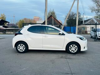 2021 Toyota Yaris IV, белый, 1229000 рублей, вид 5