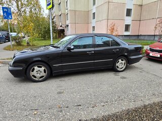 2001 Mercedes-Benz E-Класс 220 II (W210, S210) Рестайлинг, чёрный, 550000 рублей, вид 3