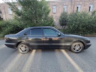 2000 Mercedes-Benz E-Класс 200 II (W210, S210) Рестайлинг, чёрный, 800000 рублей, вид 2