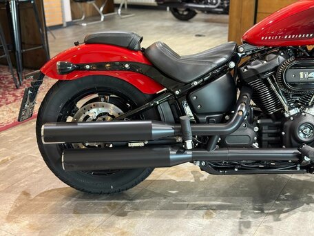2023 Harley-Davidson Street Bob, красный, 1940000 рублей, вид 4